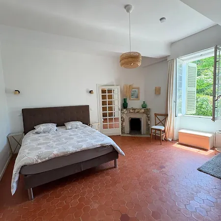 לינה וארוחת בוקר Domaine Du Castellas