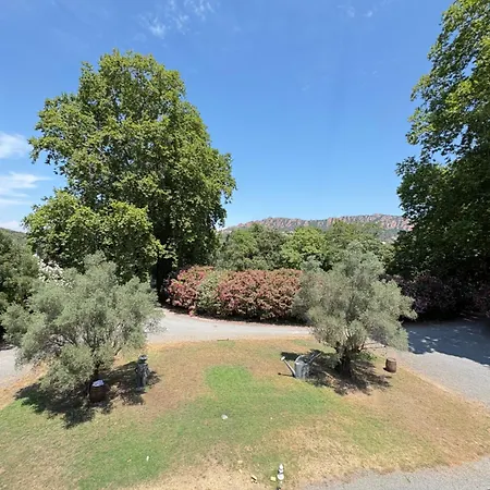 לינה וארוחת בוקר Domaine Du Castellas