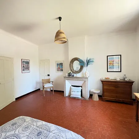Domaine Du Castellas לינה וארוחת בוקר 3*