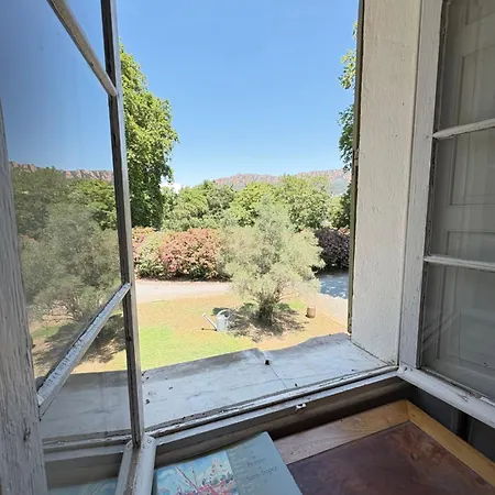 לינה וארוחת בוקר Domaine Du Castellas 3*