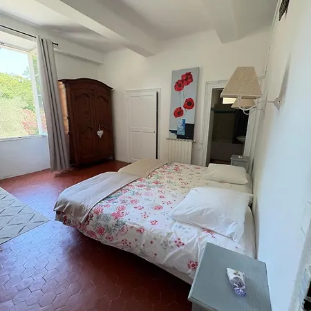 לינה וארוחת בוקר Domaine Du Castellas 3*