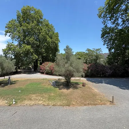 לינה וארוחת בוקר Domaine Du Castellas 3*